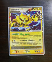Charger l'image dans la galerie, Carte Pokémon FR Trésors Mystérieux - Elekable niv.X Holographique (121/123)